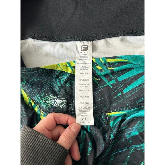 Fabletics Women's Yogi Capri Leggings Size XS tropical palm print - Picture 3 of 7